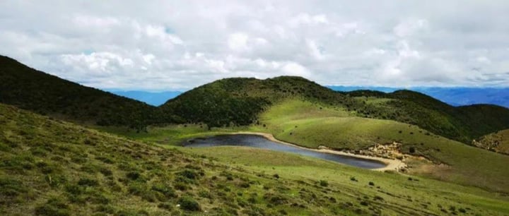 Niaodiao Mountain E-MTB Ride in Dali: Alpine Meadow Cycling Above Eryuan