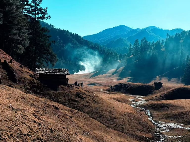 Riders on the Yunlong Tianzi Mountain enduro line